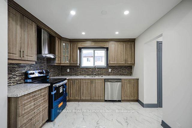 Photo 5 of 47 Horne Drive, Brampton, Brampton North — HOMEH