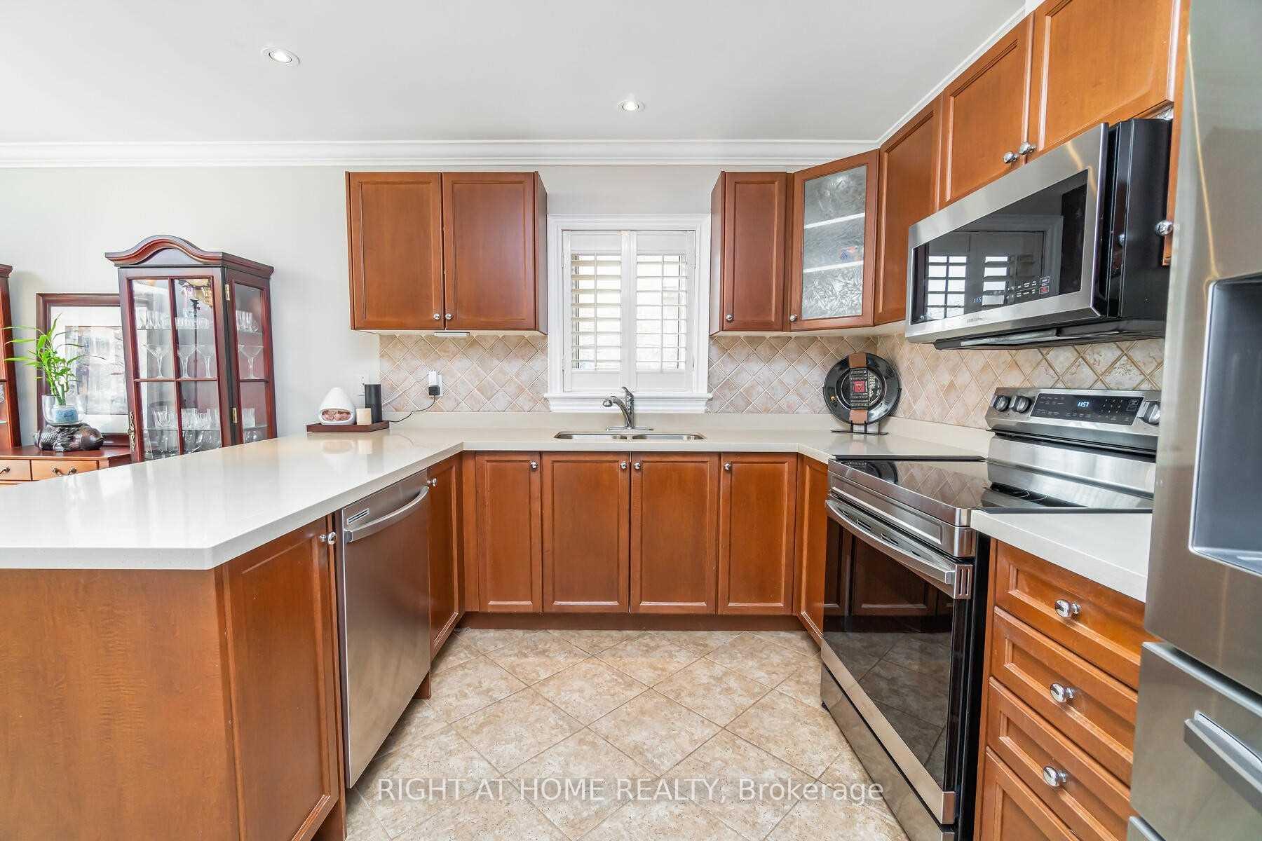 Photo 10 of 44 Echoridge Drive, Brampton, Northwest Brampton — HOMEH