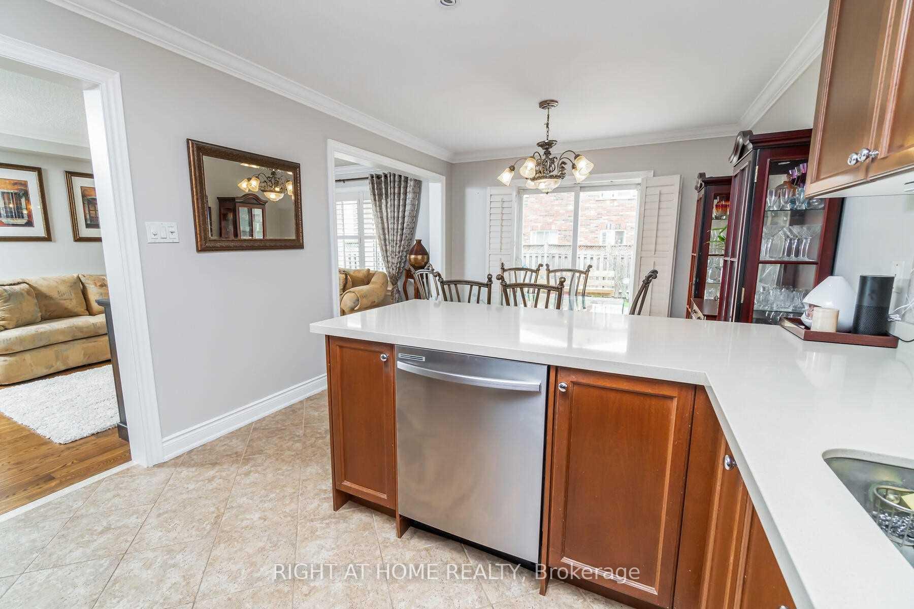 Photo 11 of 44 Echoridge Drive, Brampton, Northwest Brampton — HOMEH