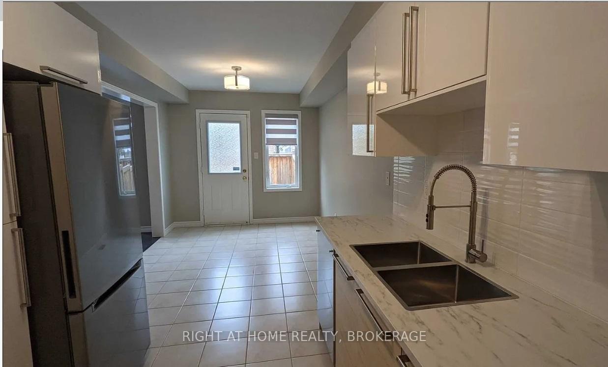 Photo 7 of 104 Bonnie Braes Drive, Brampton, Credit Valley — HOMEH