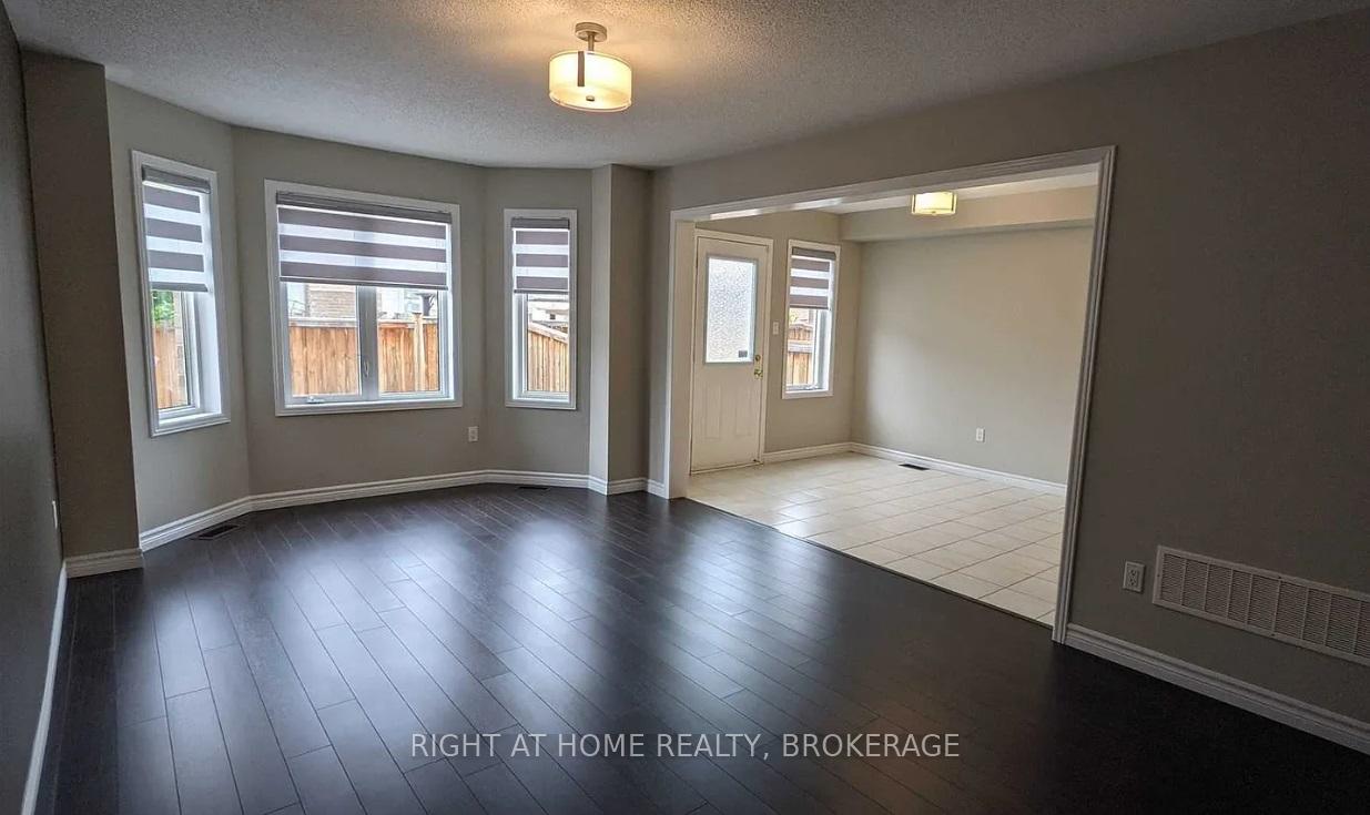 Photo 9 of 104 Bonnie Braes Drive, Brampton, Credit Valley — HOMEH