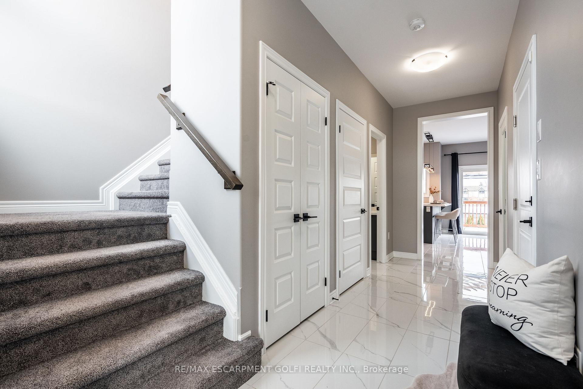 Photo 4 of 48 Berkshire Drive, St. Catharines, Carlton/Bunting — HOMEH