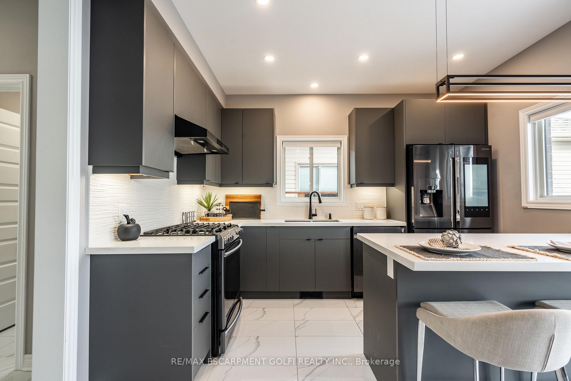 Photo 8 of 48 Berkshire Drive, St. Catharines, Carlton/Bunting — HOMEH