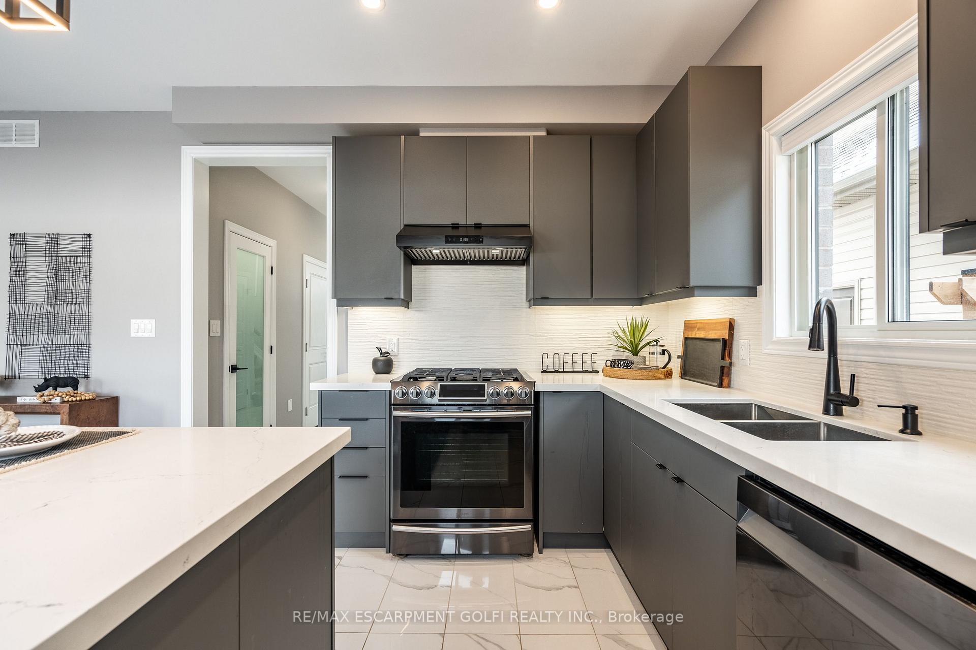 Photo 10 of 48 Berkshire Drive, St. Catharines, Carlton/Bunting — HOMEH