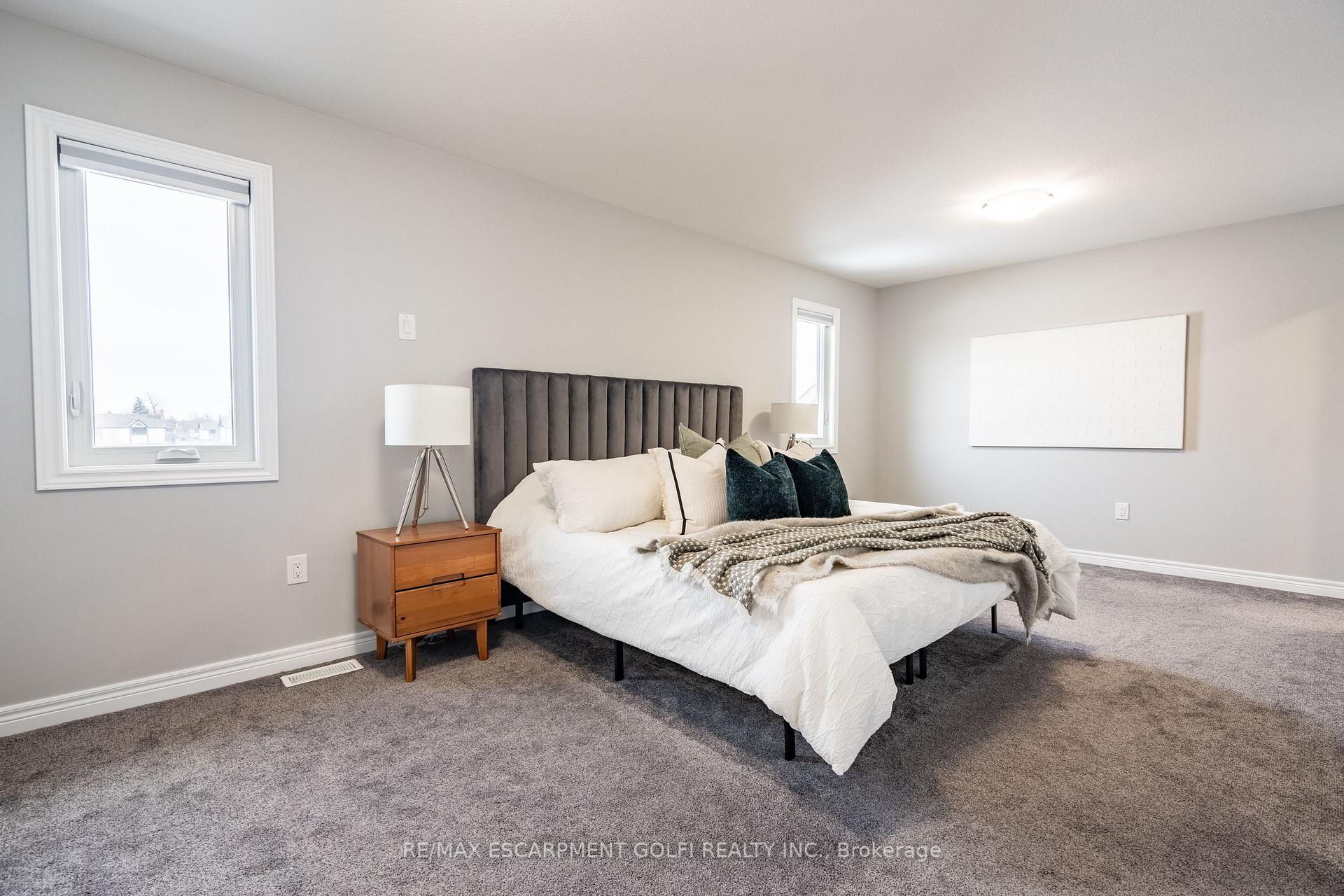 Photo 21 of 48 Berkshire Drive, St. Catharines, Carlton/Bunting — HOMEH