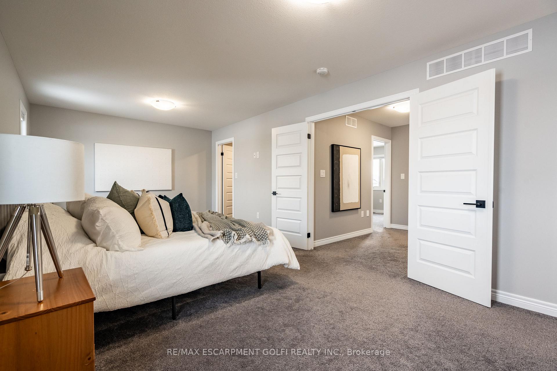 Photo 24 of 48 Berkshire Drive, St. Catharines, Carlton/Bunting — HOMEH