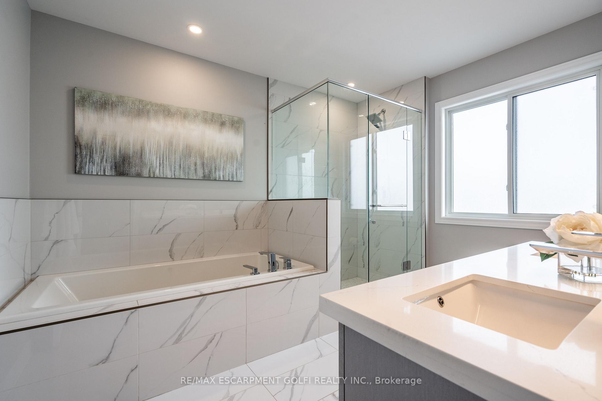 Photo 25 of 48 Berkshire Drive, St. Catharines, Carlton/Bunting — HOMEH