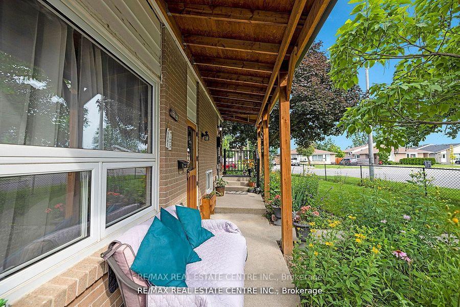 Photo 4 of 54 Archdekin Drive, Brampton, Madoc — HOMEH