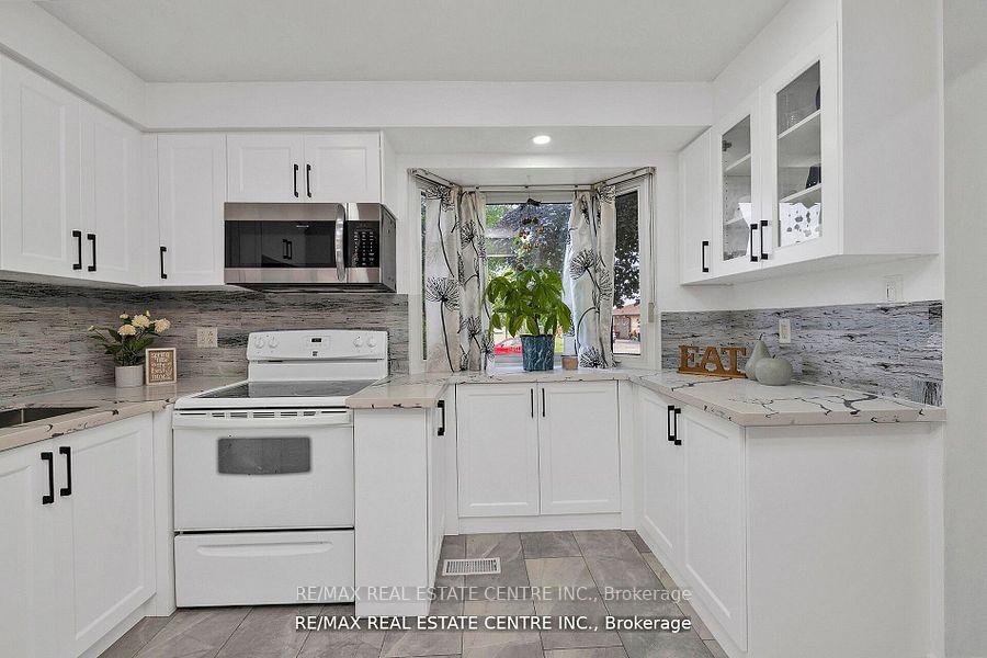 Photo 11 of 54 Archdekin Drive, Brampton, Madoc — HOMEH