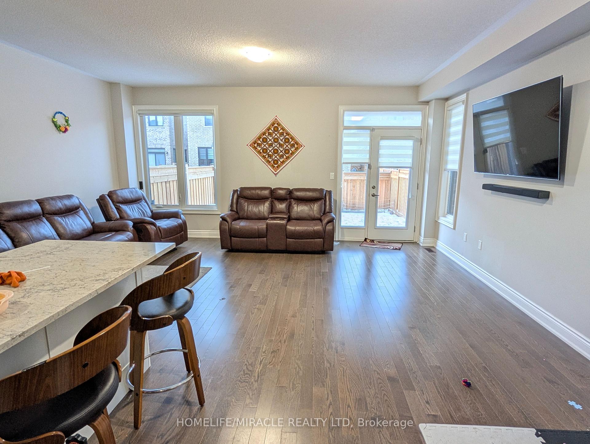 Photo 5 of Unit (Upper), 14 Banner Elk Street, Brampton, Brampton West — HOMEH