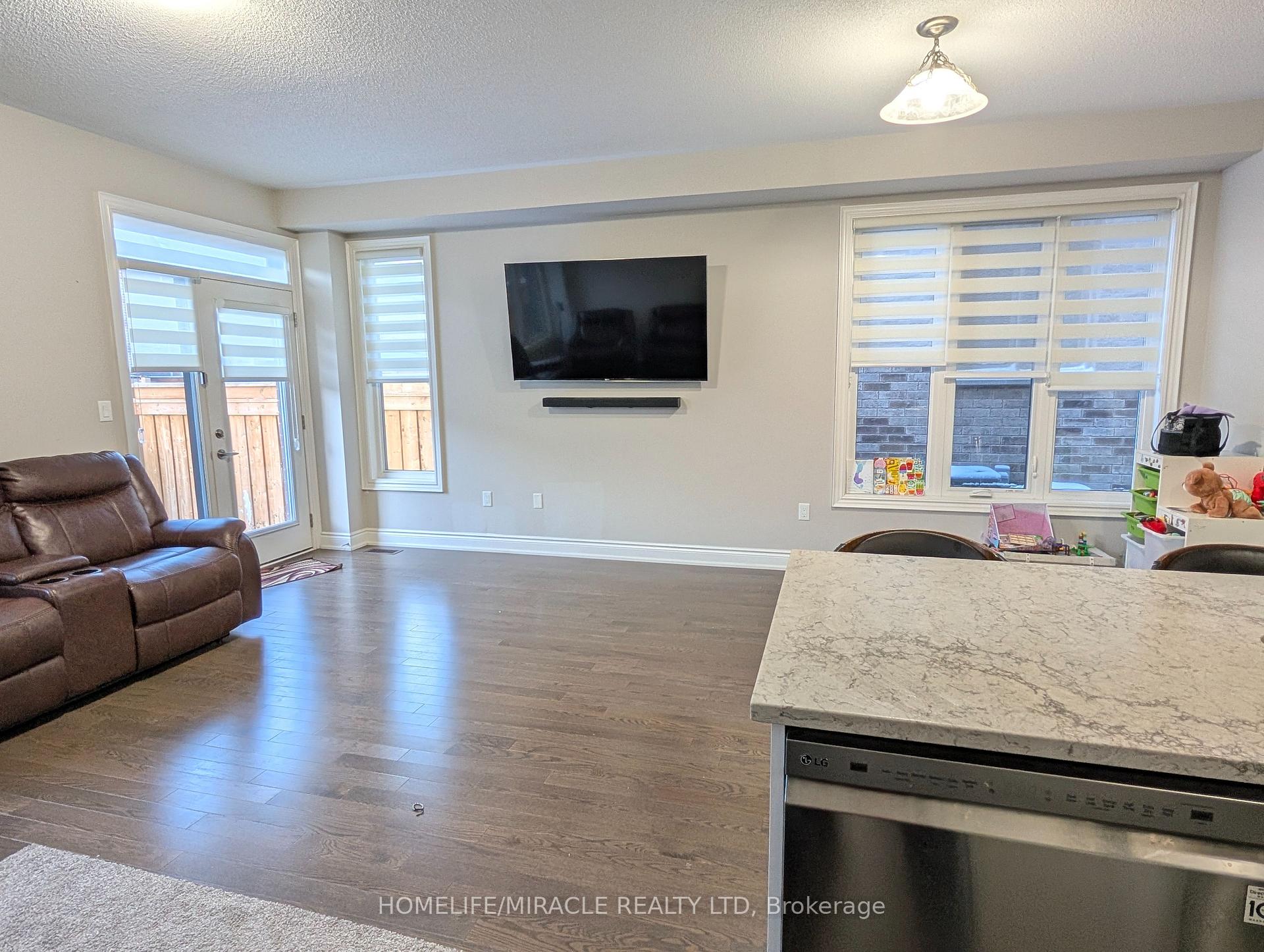 Photo 7 of Unit (Upper), 14 Banner Elk Street, Brampton, Brampton West — HOMEH