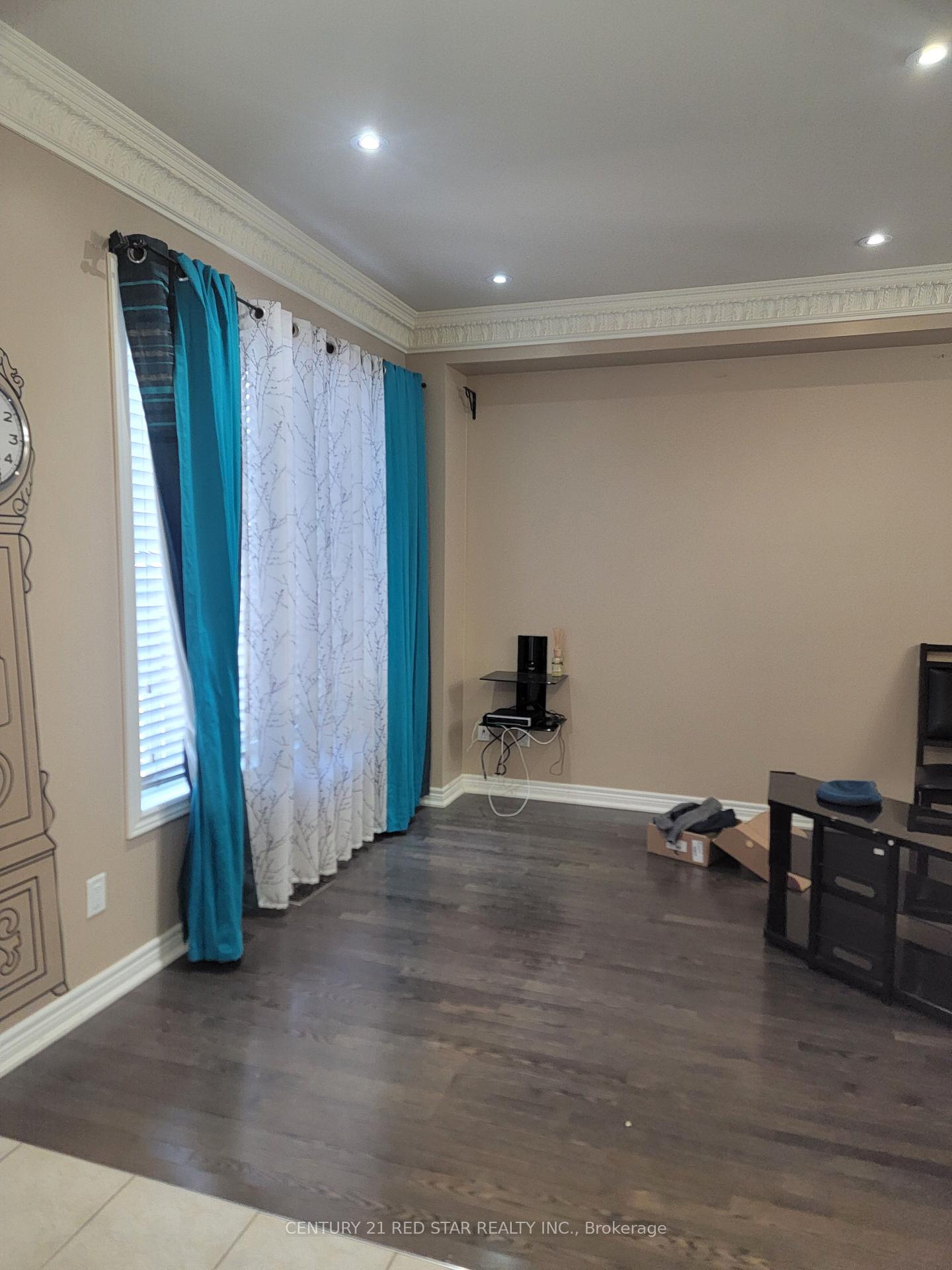 Photo 8 of 10 Seedland Crescent, Brampton, Sandringham-Wellington — HOMEH