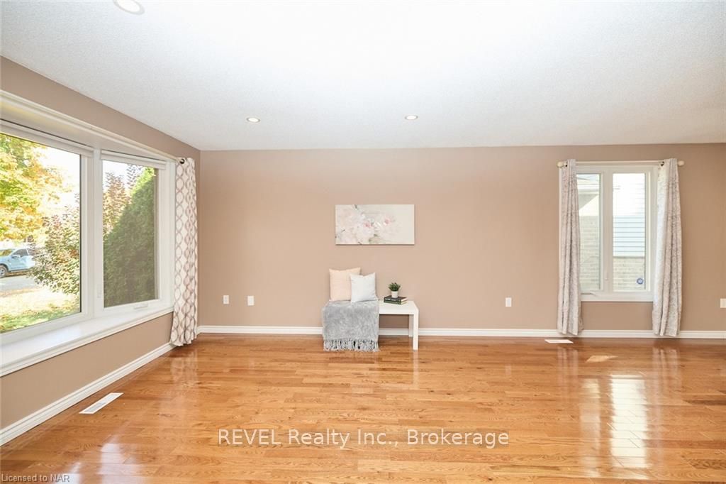 Photo 8 of 110 Strada Boulevard, St. Catharines, Rykert/Vansickle — HOMEH