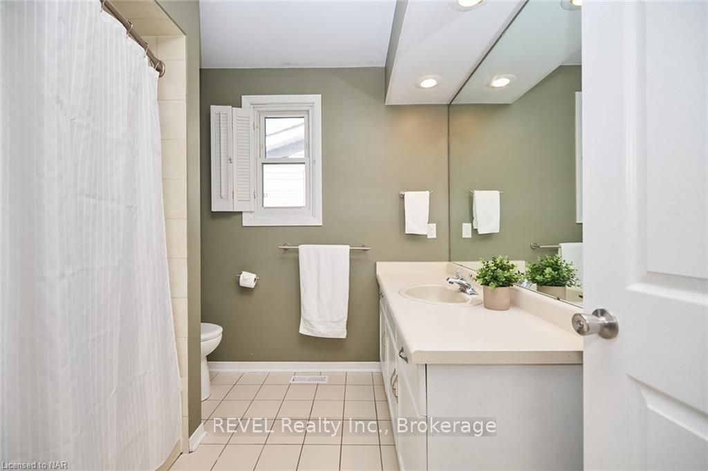 Photo 20 of 110 Strada Boulevard, St. Catharines, Rykert/Vansickle — HOMEH