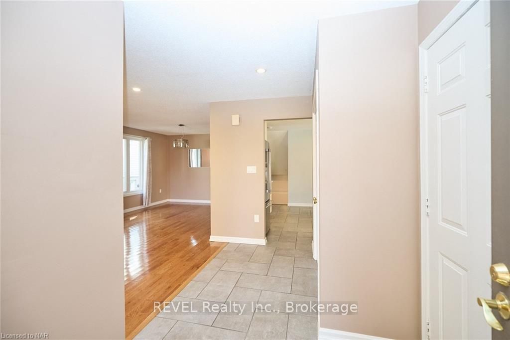 Photo 7 of 110 Strada Boulevard, St. Catharines, Rykert/Vansickle — HOMEH