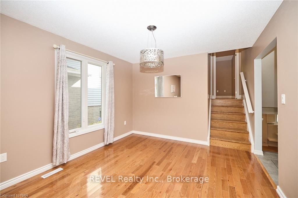 Photo 11 of 110 Strada Boulevard, St. Catharines, Rykert/Vansickle — HOMEH