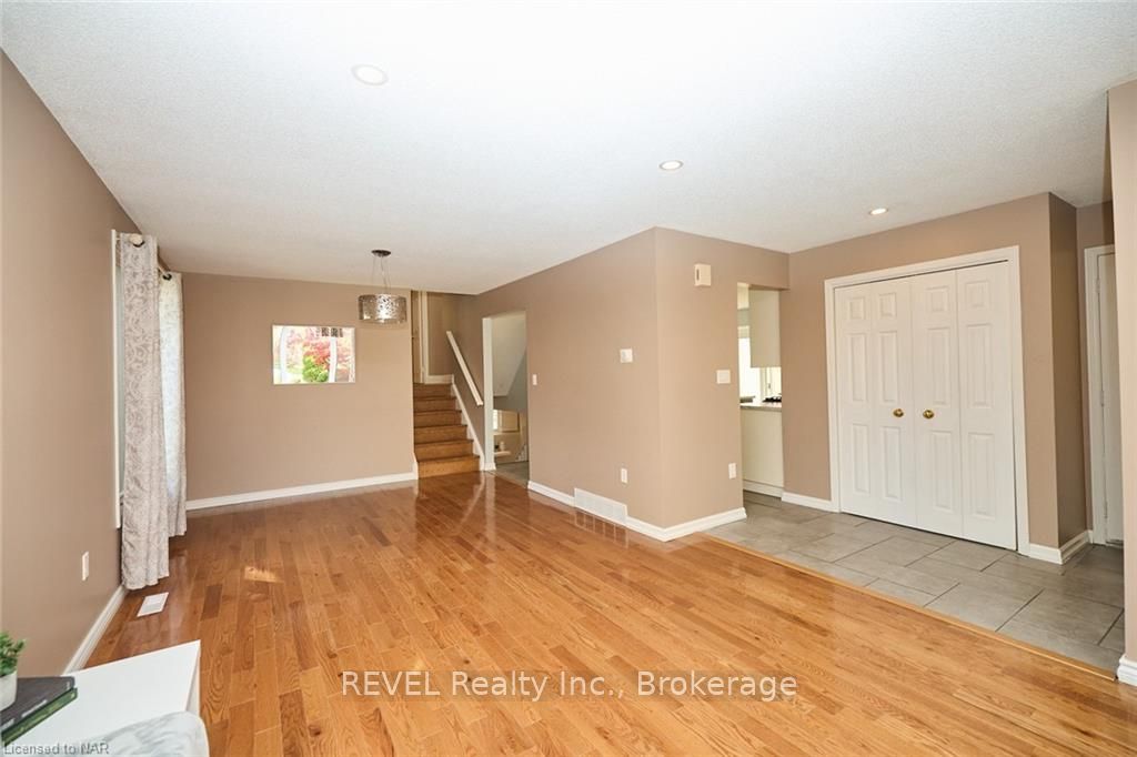Photo 9 of 110 Strada Boulevard, St. Catharines, Rykert/Vansickle — HOMEH
