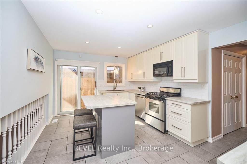 Photo 12 of 110 Strada Boulevard, St. Catharines, Rykert/Vansickle — HOMEH