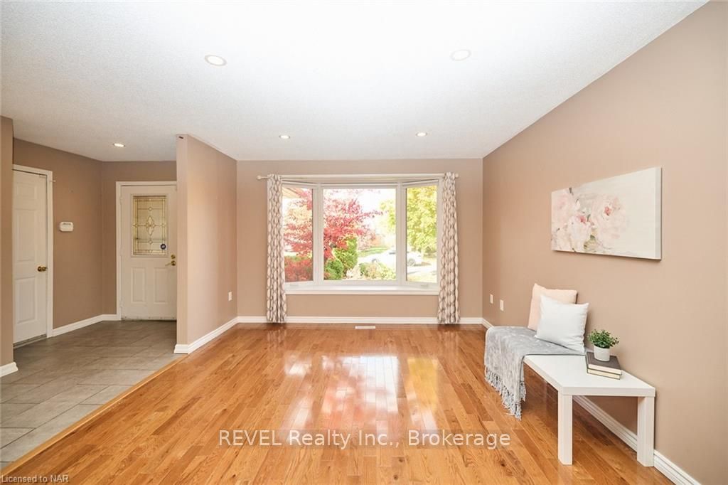 Photo 10 of 110 Strada Boulevard, St. Catharines, Rykert/Vansickle — HOMEH