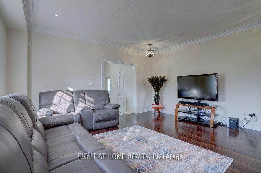 Photo 12 of 2 Frobischer Drive, Brampton, Sandringham-Wellington North — HOMEH