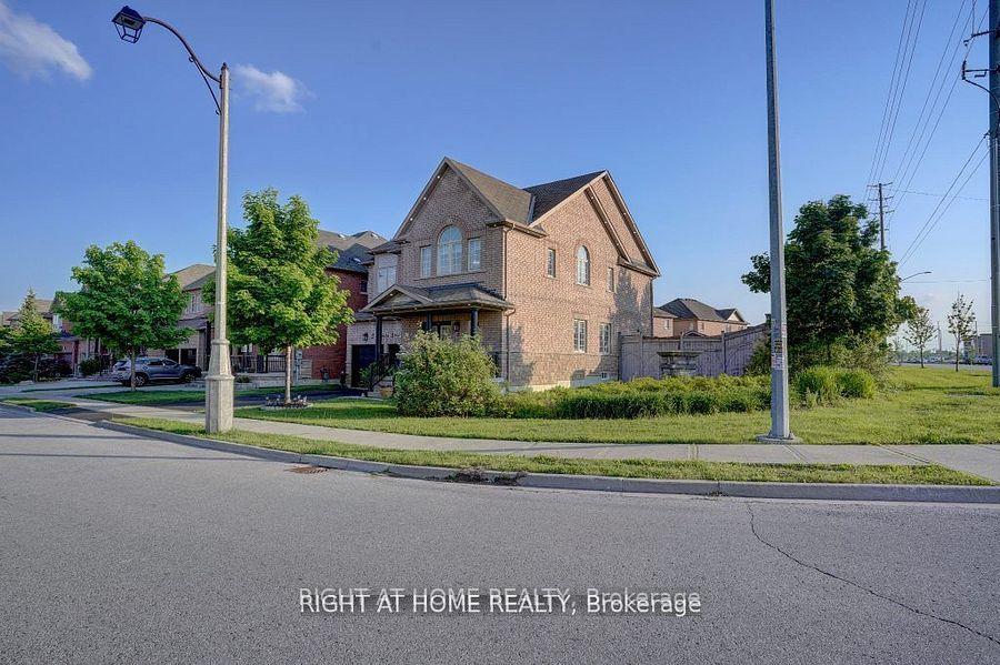 Photo 40 of 2 Frobischer Drive, Brampton, Sandringham-Wellington North — HOMEH