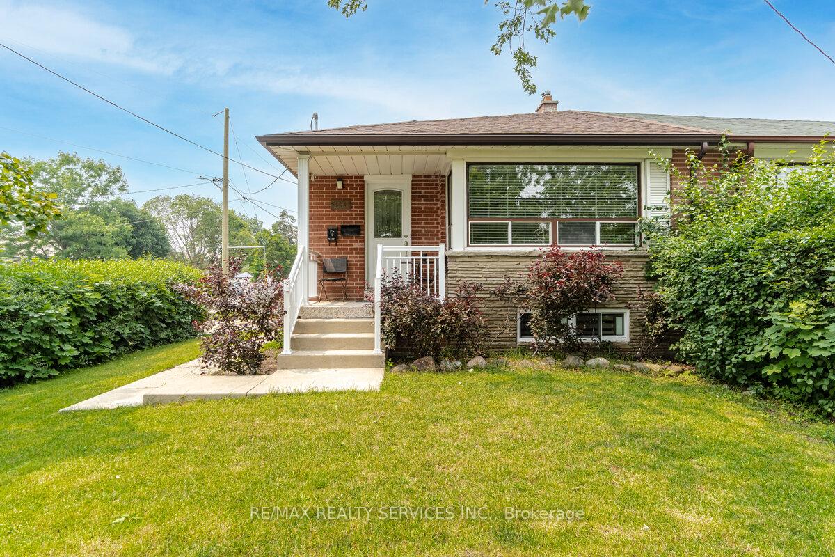 Front of 156 Vodden Street E