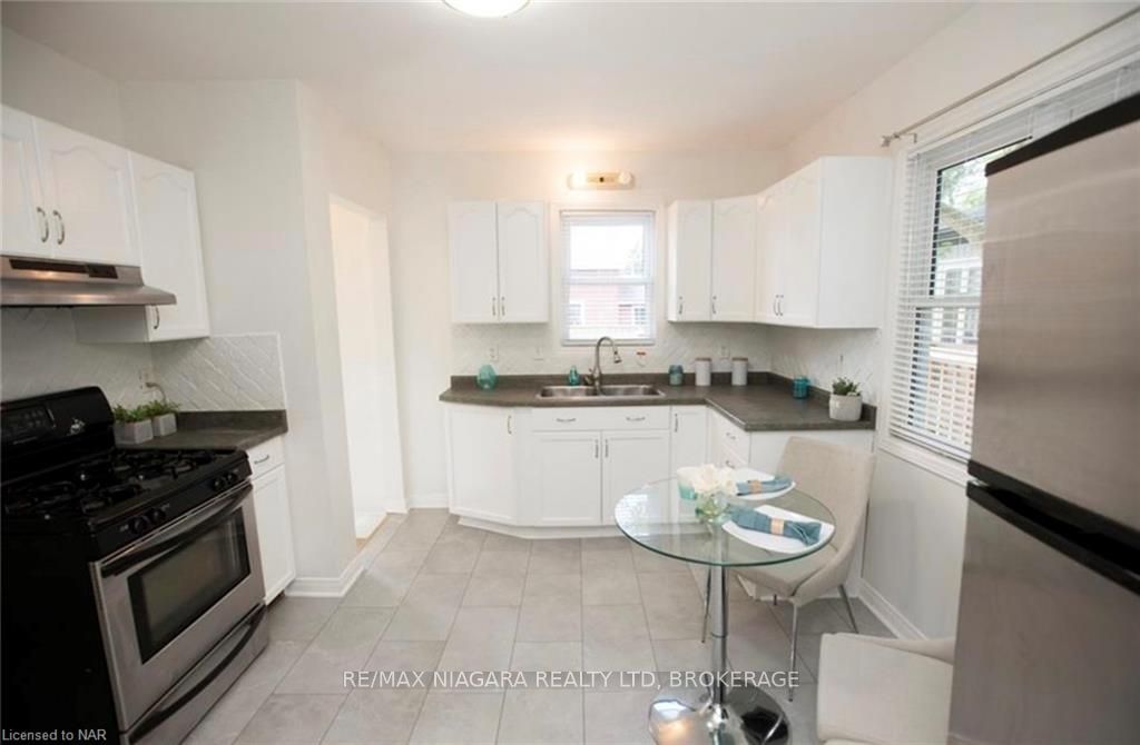 Photo 8 of 43 B Grandview Drive, St. Catharines, Port Weller — HOMEH