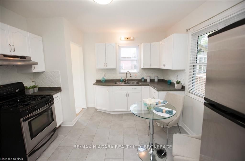 Photo 9 of 43 B Grandview Drive, St. Catharines, Port Weller — HOMEH
