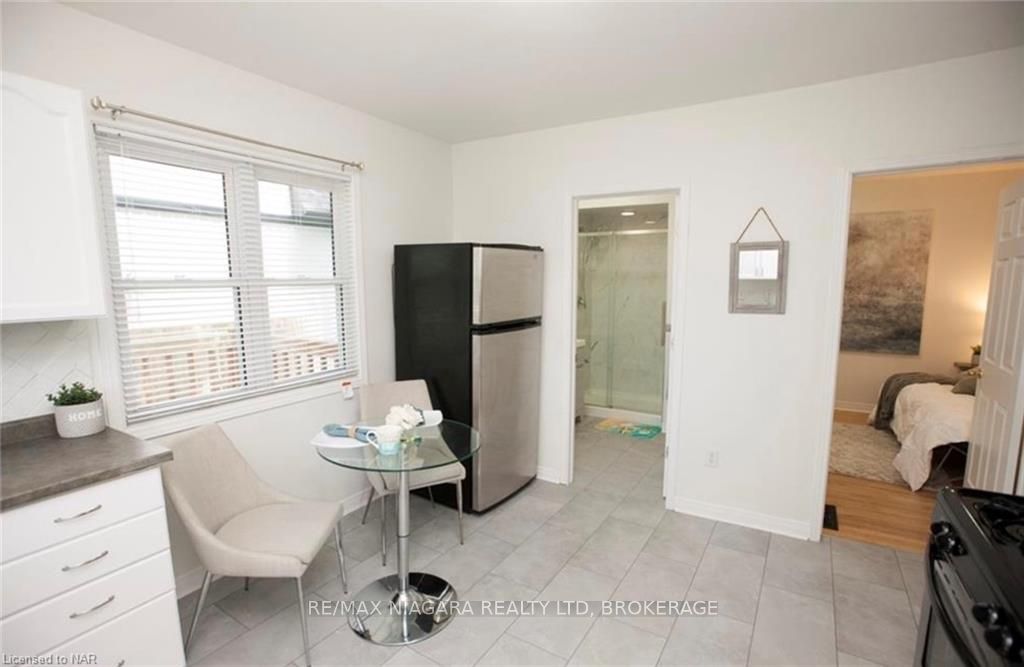 Photo 10 of 43 B Grandview Drive, St. Catharines, Port Weller — HOMEH
