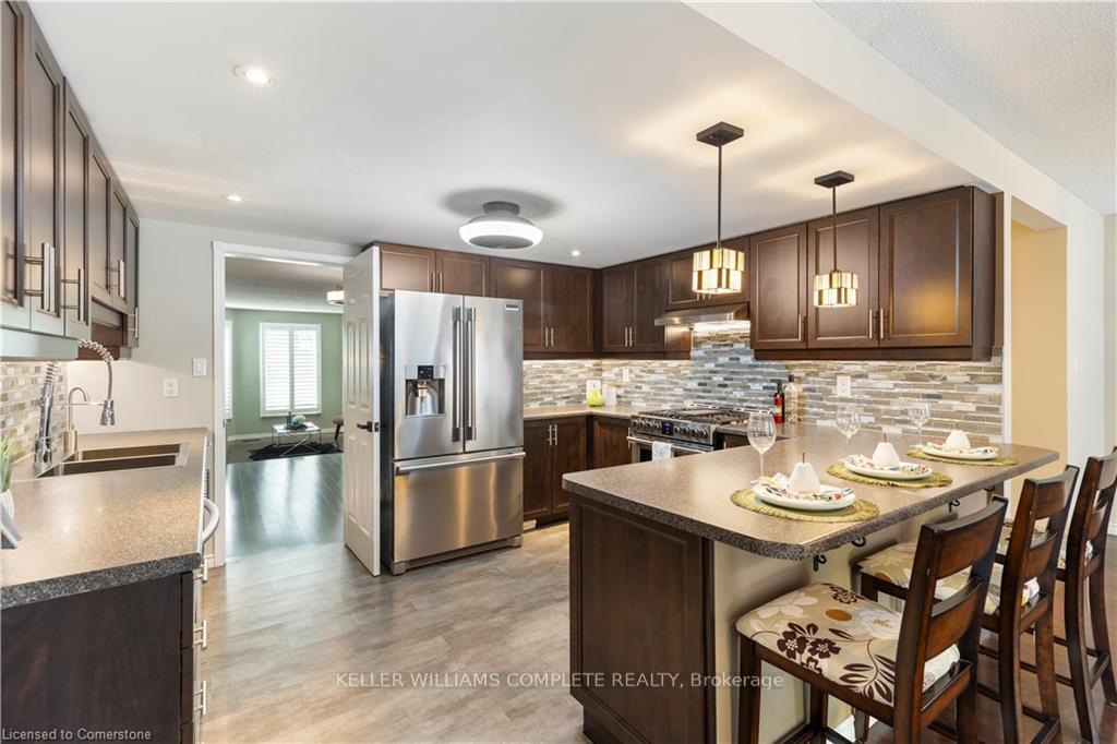 Photo 15 of 11 Waterford Crescent, Hamilton, Lakeshore — HOMEH