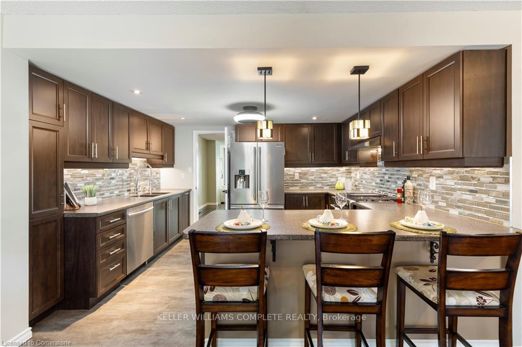 Photo 17 of 11 Waterford Crescent, Hamilton, Lakeshore — HOMEH