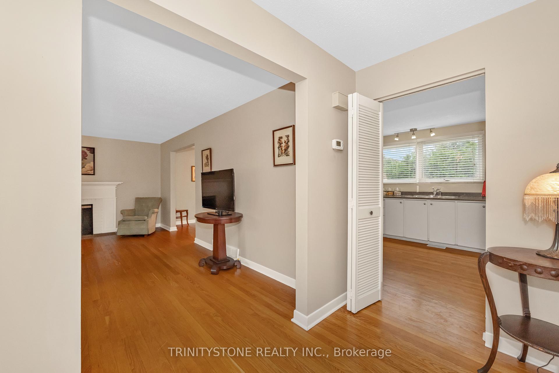 Photo 4 of 7 Pulford Crescent, Ottawa, Bayshore — HOMEH