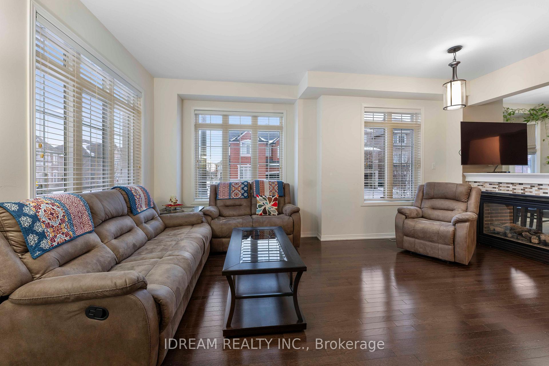 Photo 3 of 80 Fallmeadow Circle, Brampton, Credit Valley — HOMEH