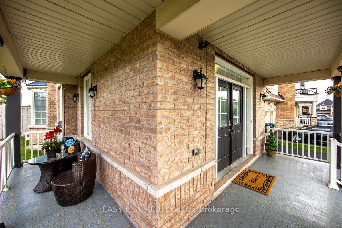 Photo 4 of 20 Proud Court, Brampton, Credit Valley — HOMEH
