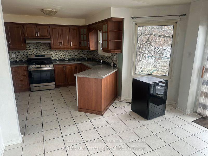 Photo 5 of 44 Lilly Crescent, Brampton, Brampton South — HOMEH