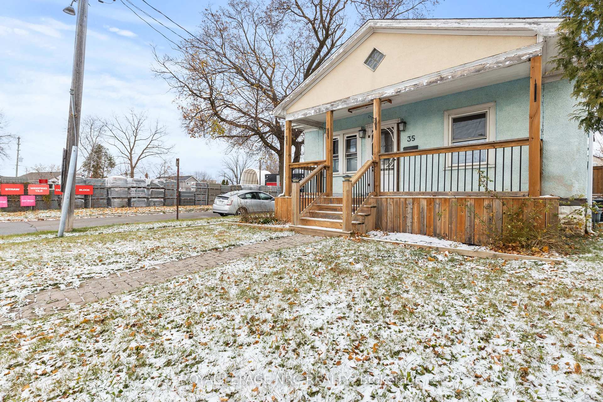 Photo 3 of 35 Carlton Street, St. Catharines, Haig — HOMEH