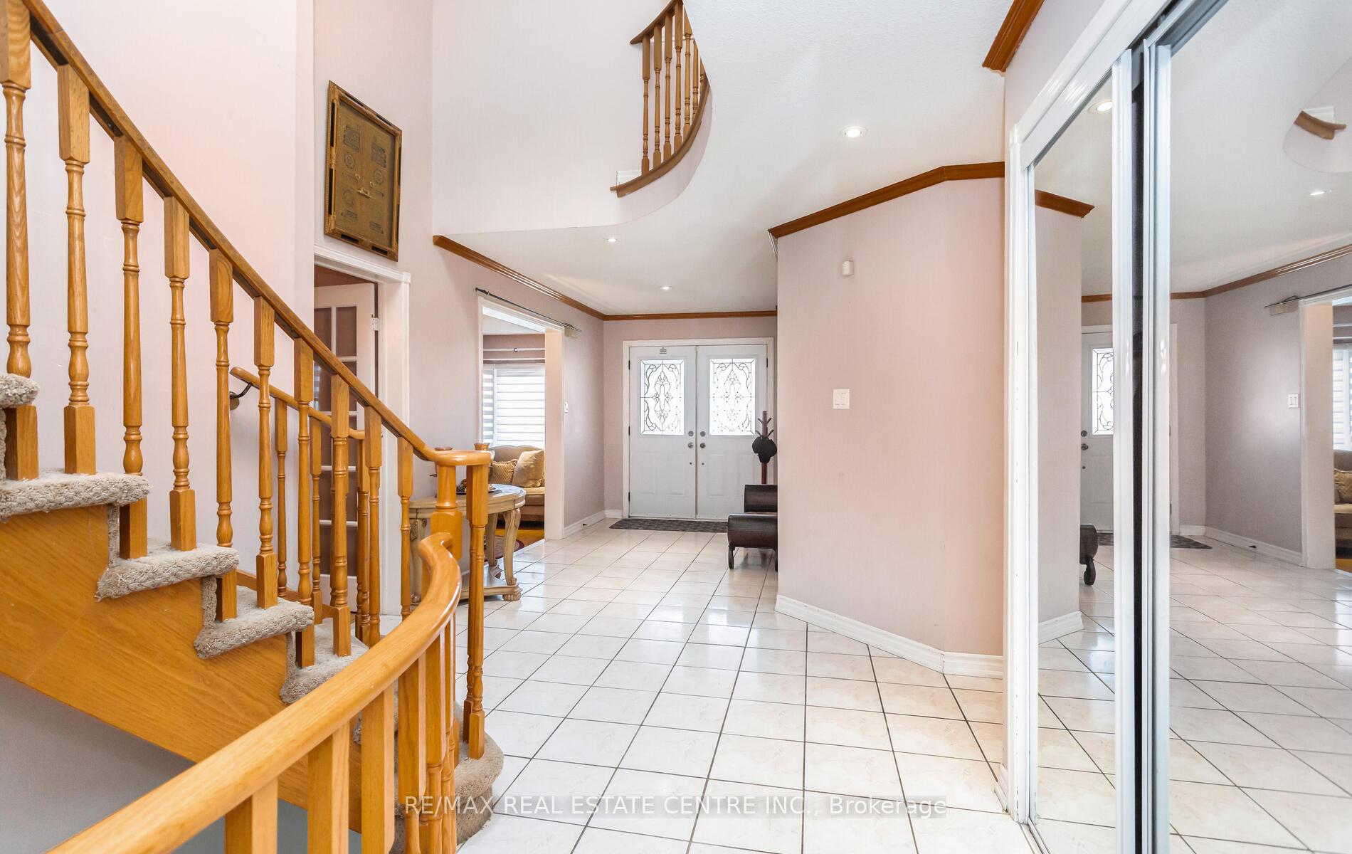 Photo 4 of 34 Corkett Drive S, Brampton, Northwood Park — HOMEH