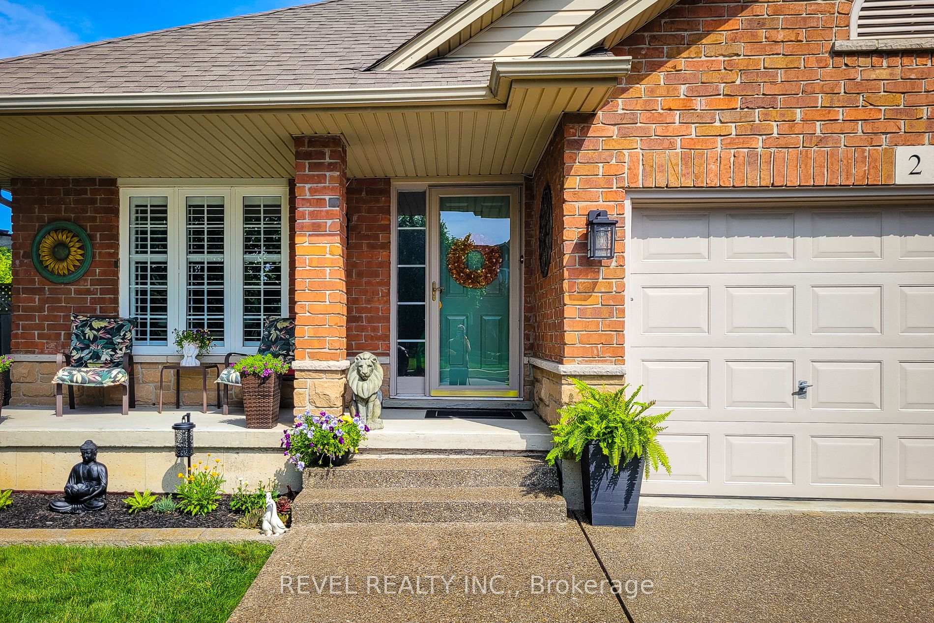 Photo 2 of 2 Hampshire Place, Hamilton, Stoney Creek Mountain — HOMEH