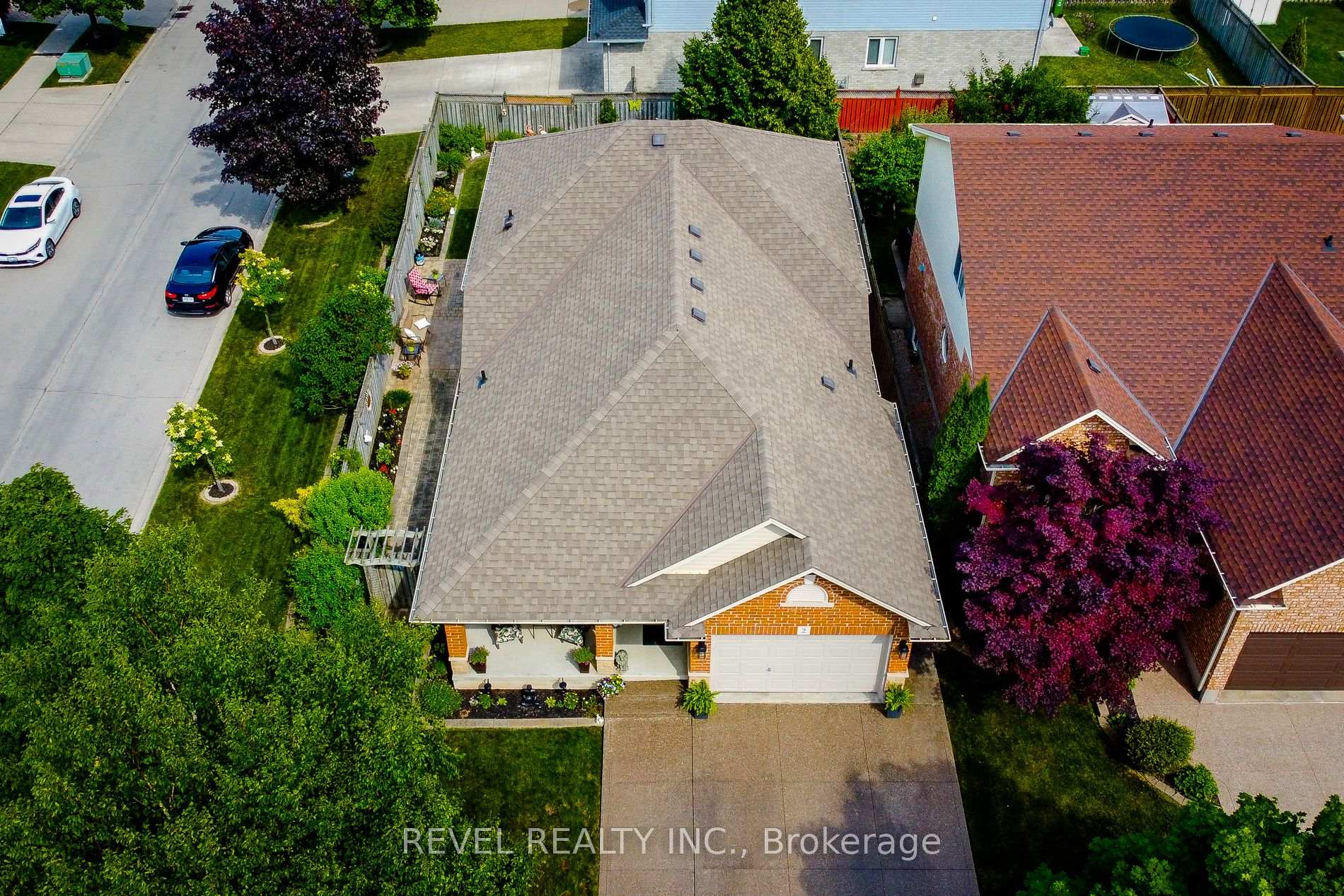 Photo 3 of 2 Hampshire Place, Hamilton, Stoney Creek Mountain — HOMEH