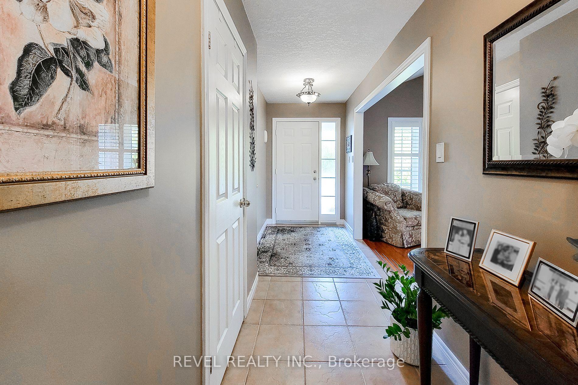 Photo 4 of 2 Hampshire Place, Hamilton, Stoney Creek Mountain — HOMEH