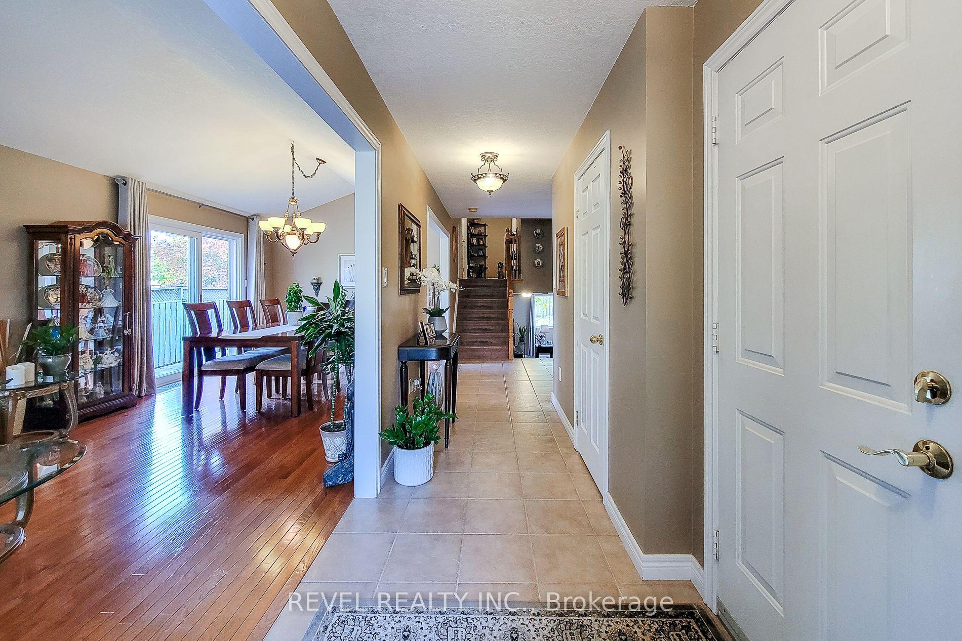 Photo 5 of 2 Hampshire Place, Hamilton, Stoney Creek Mountain — HOMEH