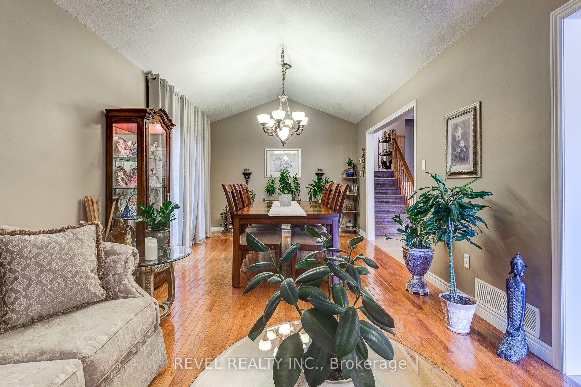 Photo 7 of 2 Hampshire Place, Hamilton, Stoney Creek Mountain — HOMEH