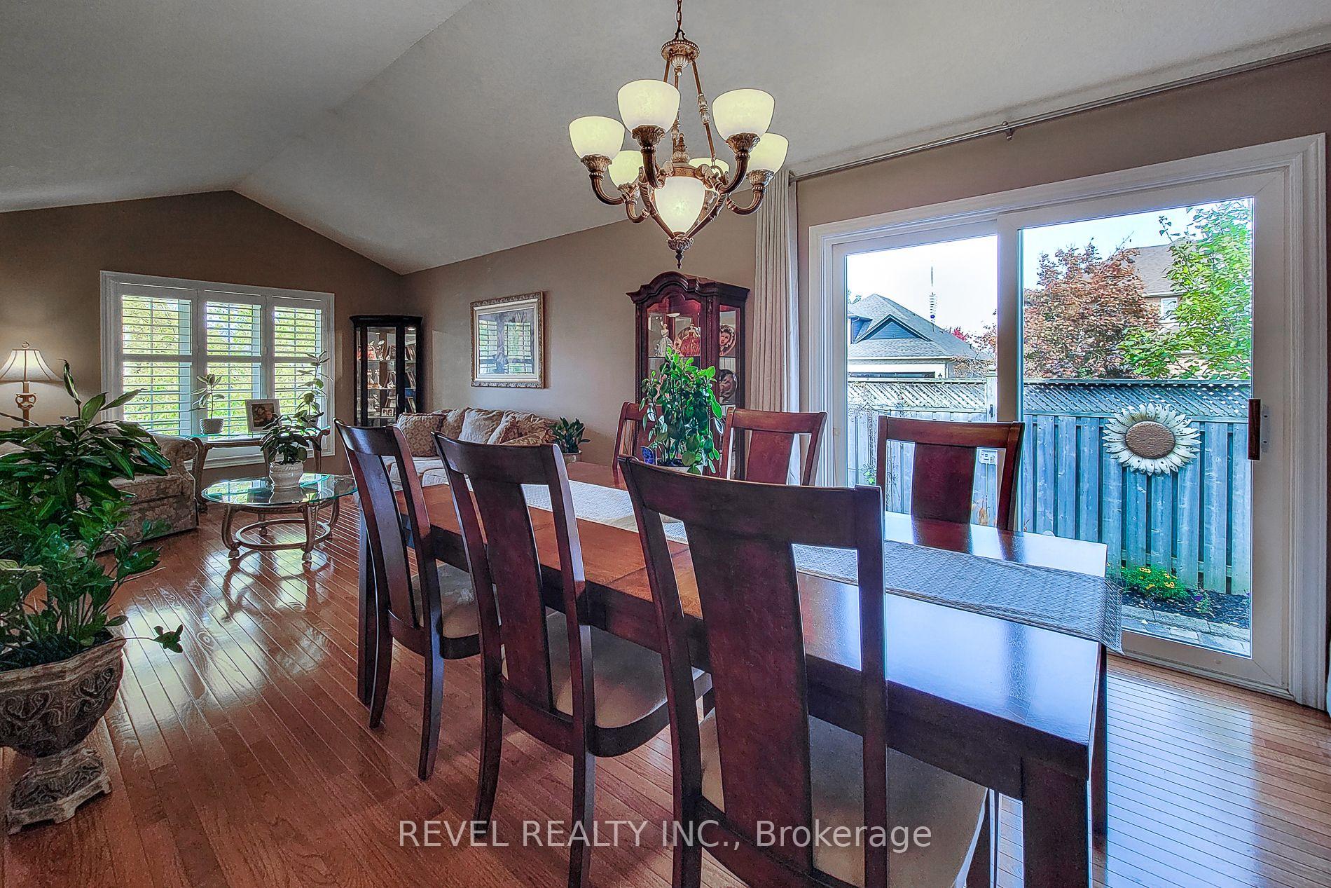 Photo 9 of 2 Hampshire Place, Hamilton, Stoney Creek Mountain — HOMEH