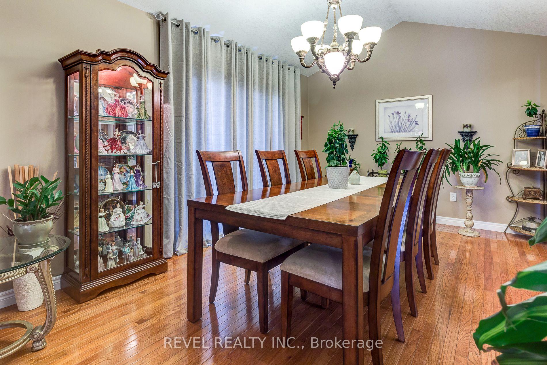 Photo 10 of 2 Hampshire Place, Hamilton, Stoney Creek Mountain — HOMEH