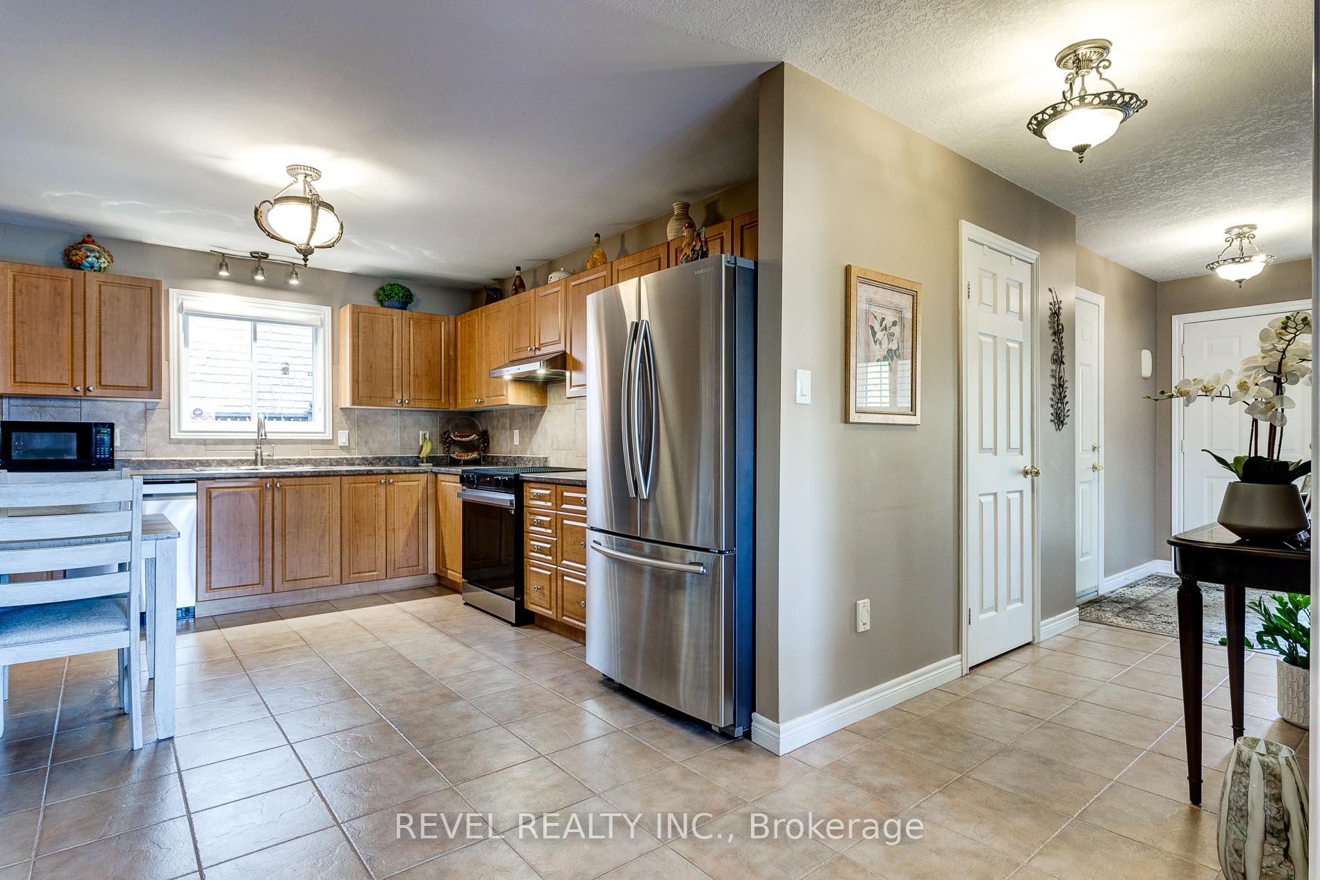 Photo 14 of 2 Hampshire Place, Hamilton, Stoney Creek Mountain — HOMEH