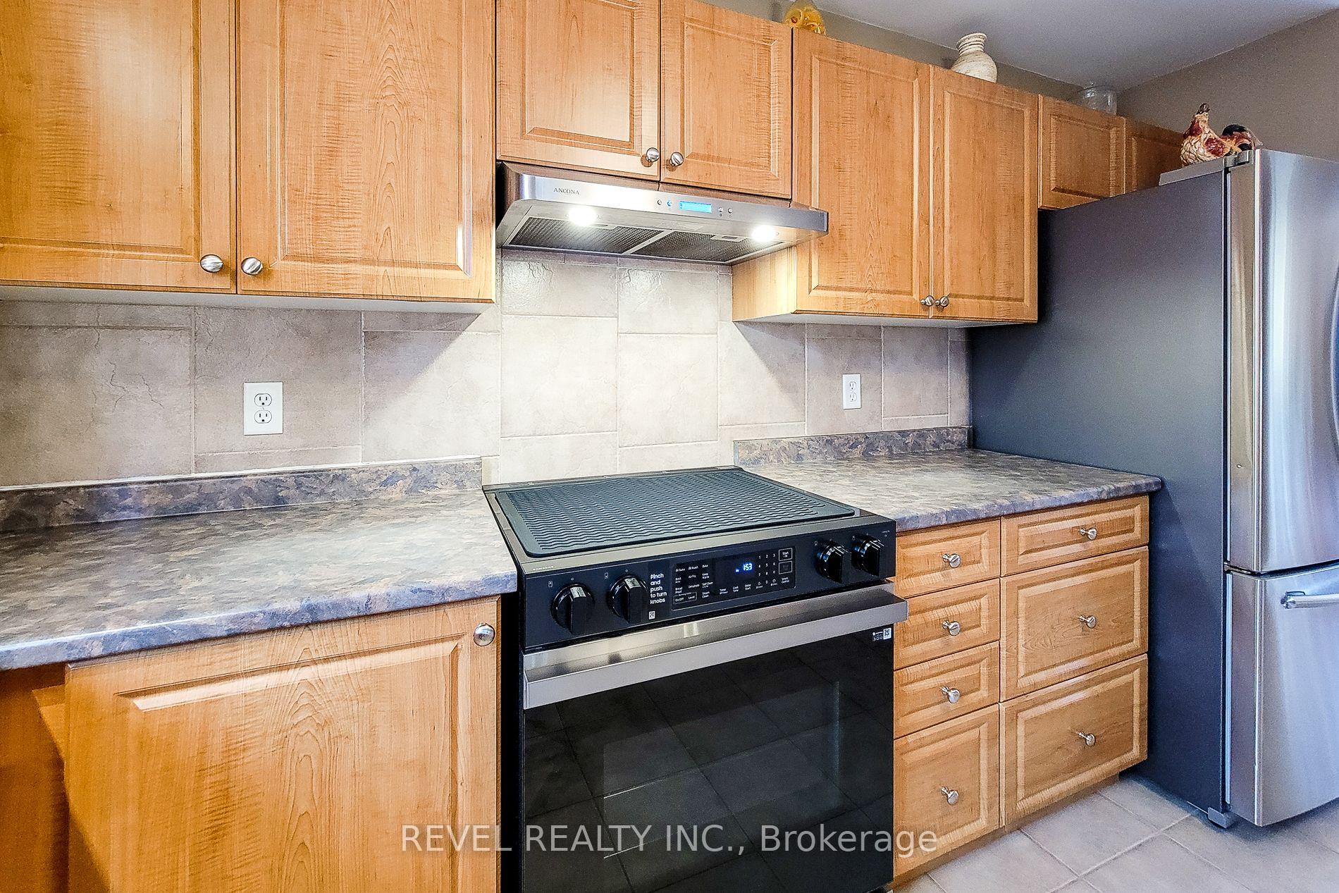 Photo 17 of 2 Hampshire Place, Hamilton, Stoney Creek Mountain — HOMEH