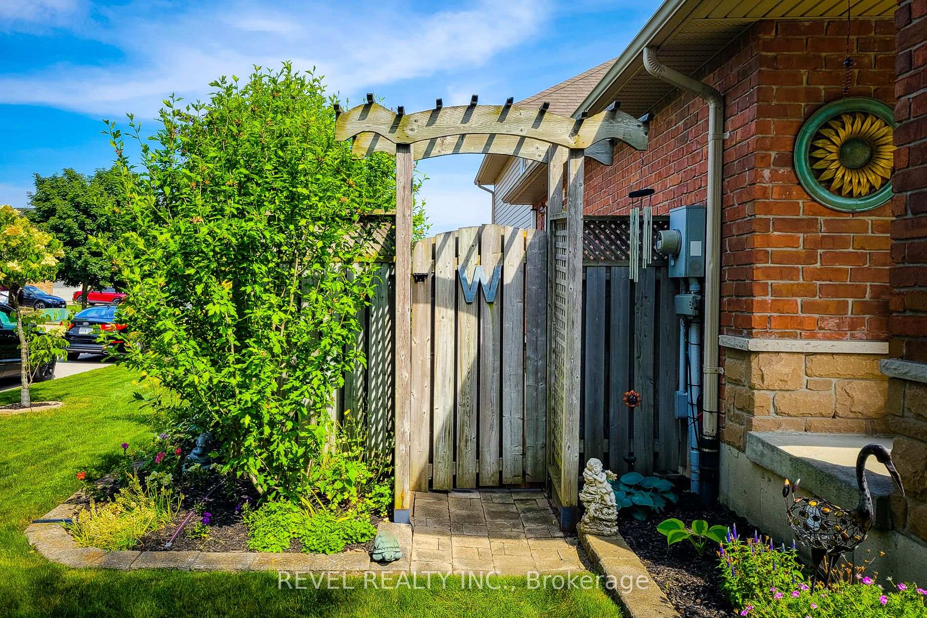 Photo 34 of 2 Hampshire Place, Hamilton, Stoney Creek Mountain — HOMEH