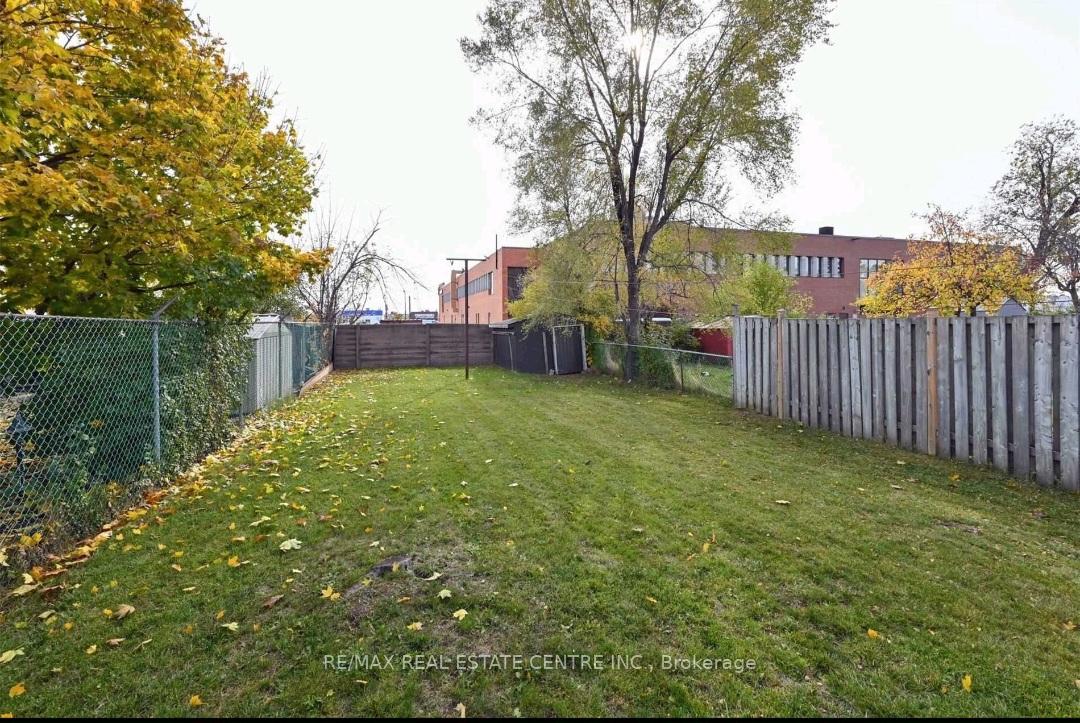 Photo 30 of 13 Archdekin Drive, Brampton, Madoc — HOMEH