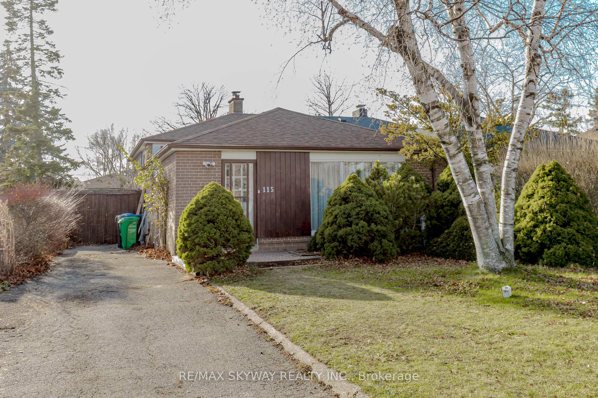 Front of 115 Aloma Crescent W
