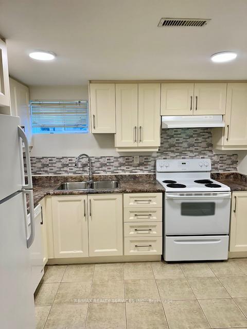 Photo 2 of 27 Evesham Crescent, Brampton, Southgate — HOMEH